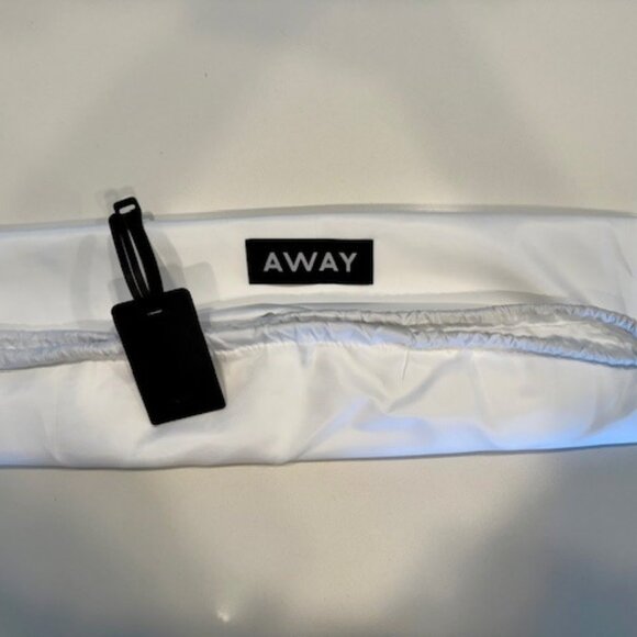 Away Bigger Carry-On Dust Cover/Laundry Bag (24"x26"), Luggage Tag - Picture 1 of 2